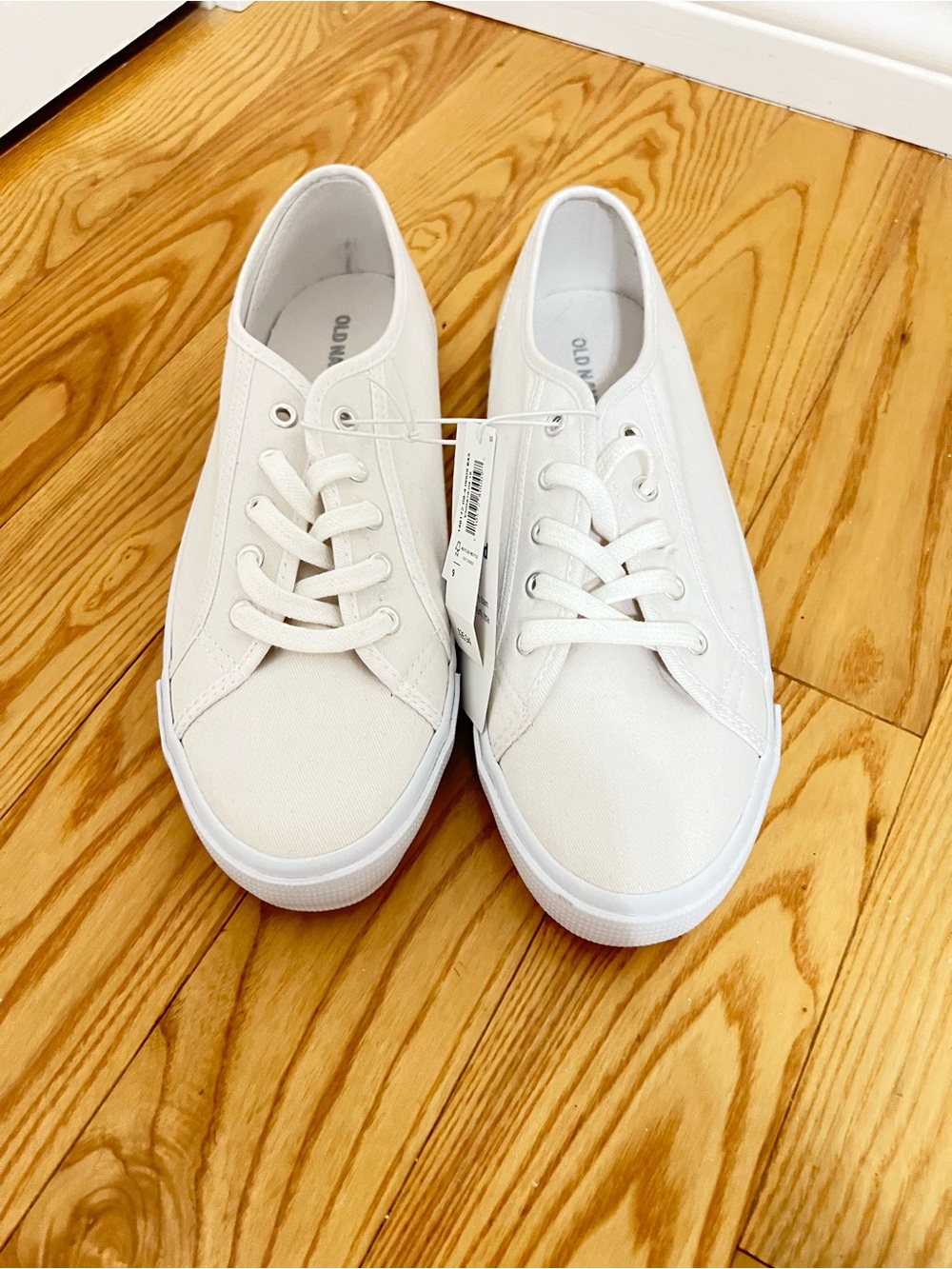 Old Navy White Low-Top Comfy Canvas Sneakers Size 9 Perfect Everyday Shoes